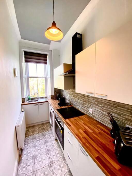 Anchored Homely Apartment In Historic Centre 페이즐리 외부 사진