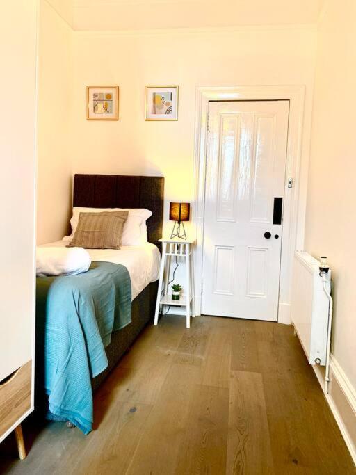 Anchored Homely Apartment In Historic Centre 페이즐리 외부 사진