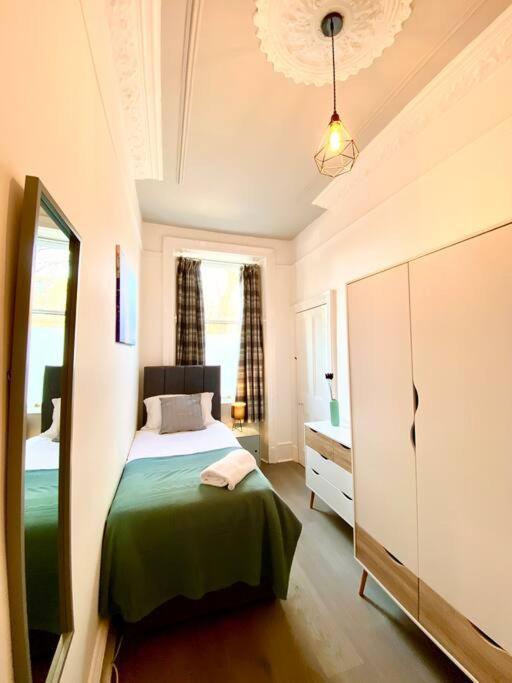 Anchored Homely Apartment In Historic Centre 페이즐리 외부 사진