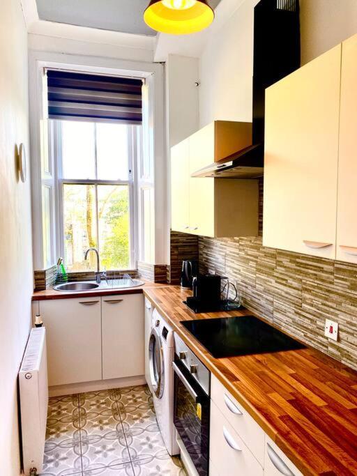 Anchored Homely Apartment In Historic Centre 페이즐리 외부 사진