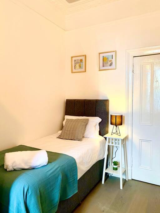 Anchored Homely Apartment In Historic Centre 페이즐리 외부 사진